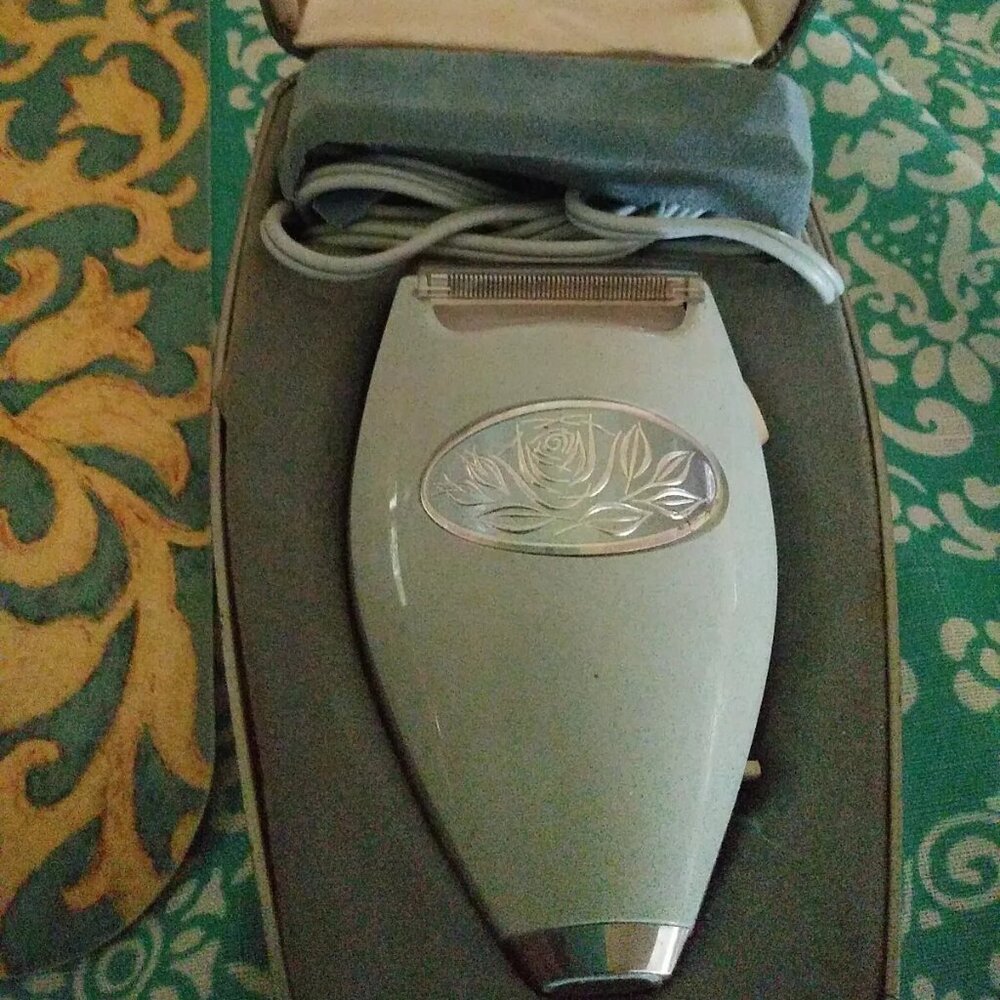 Vintage Lady Sunbeam Electric Shaver Built-in Light White Jewel Case w/Box